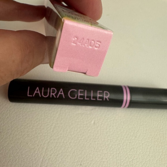 Laura Geller GlamLash volumizing mascara - Picture 2 of 3